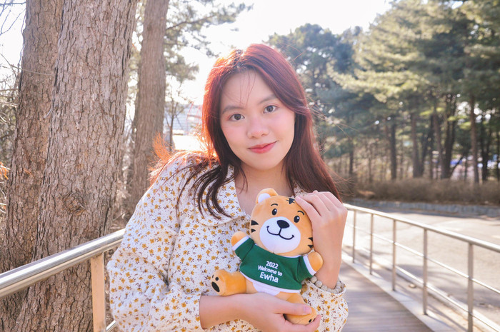 Trần Vũ Minh Tâm trong khuôn viên Đại học Nữ sinh Ewha cầm trên tay hổ bông - quà chào mừng tân sinh viên của trường. Ảnh: Nhân vật cung cấp Trần Vũ Minh Tâm trong khuôn viên Đại học Nữ sinh Ewha cầm trên tay hổ bông - quà chào mừng tân sinh viên của trường. Ảnh: Nhân vật cung cấp