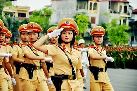 Sỹ quan, hạ sỹ quan nghiệp vụ, sỹ quan, hạ sỹ quan chuyên môn kỹ thuật, học viên, công nhân, viên chức, công chức trong Công an nhân dân, người làm công tác cơ yếu... bị cấm làm việc cho cá nhân, tổ chức nước ngoài tại Việt Nam.