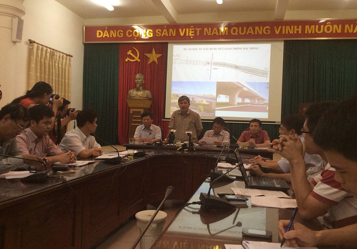 Ông Nguyễn Văn Thịnh cho biết, Vinaconex vẫn triển khai đường dẫn nước số 2, cho dù đã có quyết định khởi tố của Cơ quan điều tra đối với việc thiết kế, phê duyệt, sản xuất và xây lắp tuyến ống truyền tải nước sạch (giai đoạn 1). Ảnh: Ngọc Quang. Ông Nguyễn Văn Thịnh cho biết, Vinaconex vẫn triển khai đường dẫn nước số 2, cho dù đã có quyết định khởi tố của Cơ quan điều tra đối với việc thiết kế, phê duyệt, sản xuất và xây lắp tuyến ống truyền tải nước sạch (giai đoạn 1). Ảnh: Ngọc Quang.