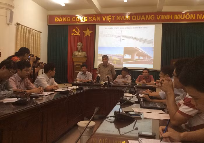 Ông Nguyễn Văn Thịnh cho biết, Vinaconex vẫn triển khai đường dẫn nước số 2, cho dù đã có quyết định khởi tố của Cơ quan điều tra đối với việc thiết kế, phê duyệt, sản xuất và xây lắp tuyến ống truyền tải nước sạch (giai đoạn 1). Ảnh: Ngọc Quang.