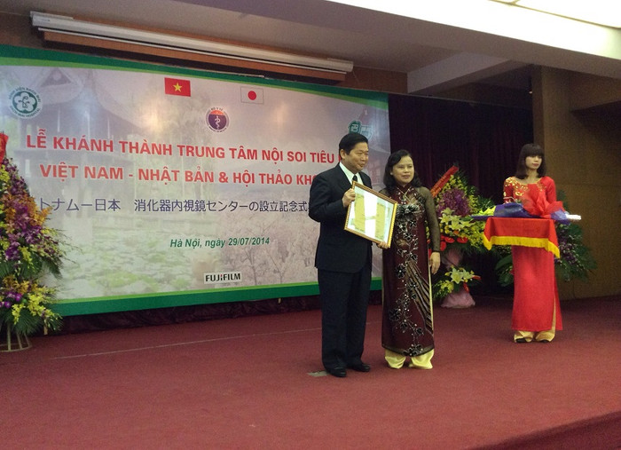 PGS.TS Nguyễn Thị Xuyên - Thứ trưởng Bộ Y tế trao tặng bằng khen cho GS. Côt Hidemi – Trưởng Khoa tiêu hóa – Gan Mật, Phó Giám đốc Bệnh viện Trường ĐH Nagoya, vì những đóng góp cho sự hợp tác y tế giữa Việt Nam và Nhật Bản. Ảnh: Ngọc Quang. PGS.TS Nguyễn Thị Xuyên - Thứ trưởng Bộ Y tế trao tặng bằng khen cho GS. Côt Hidemi – Trưởng Khoa tiêu hóa – Gan Mật, Phó Giám đốc Bệnh viện Trường ĐH Nagoya, vì những đóng góp cho sự hợp tác y tế giữa Việt Nam và Nhật Bản. Ảnh: Ngọc Quang.