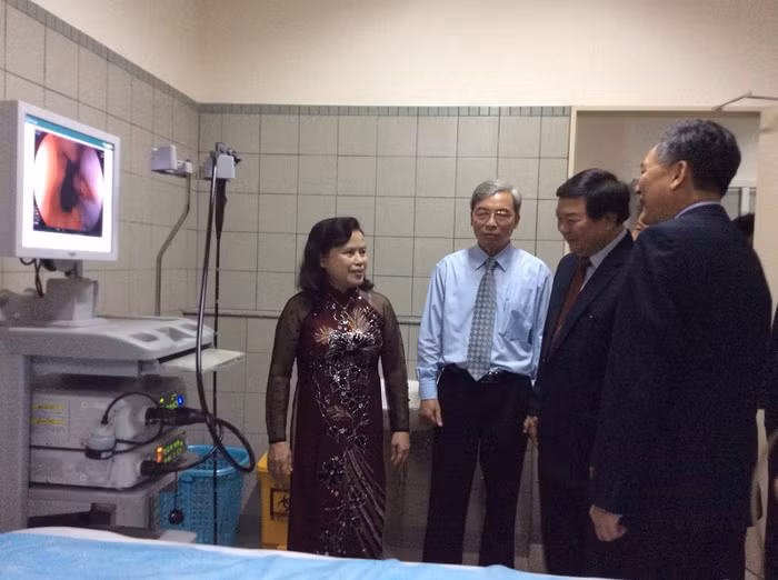 PGS.TS Nguyễn Quốc Anh giới thiệu với Thứ trưởng Nguyễn Thị Xuyên về những thiết bị hiện đại nhất tại trung tâm nội soi. Ảnh: Ngọc Quang.