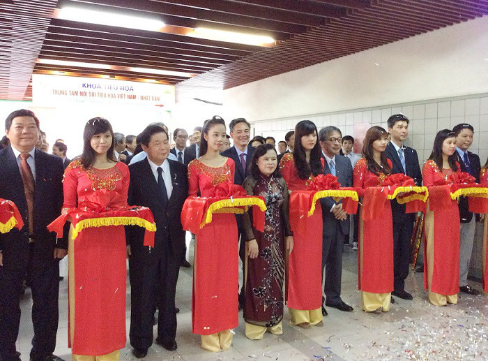 Lễ khánh thành Trung tâm nội soi Bệnh viện Bạch Mai tổ chức trang trọng sáng 29/7. Từ trái qua phải: PGS.TS Nguyễn Quốc Anh - Giám đốc Bệnh viện Bạch Mai; GS.Coto Hidemi – Trưởng Khoa tiêu hóa – Gan Mật, Phó Giám đốc Bệnh viện Trường ĐH Nagoya; PGS.TS Nguyễn Thị Xuyên - Thứ trưởng Bộ Y tế và các quan chức đại diện phía Nhật Bản cùng cắt băng khánh thành trung tâm nội soi. Ảnh: Ngọc Quang. Lễ khánh thành Trung tâm nội soi Bệnh viện Bạch Mai tổ chức trang trọng sáng 29/7. Từ trái qua phải: PGS.TS Nguyễn Quốc Anh - Giám đốc Bệnh viện Bạch Mai; GS.Coto Hidemi – Trưởng Khoa tiêu hóa – Gan Mật, Phó Giám đốc Bệnh viện Trường ĐH Nagoya; PGS.TS Nguyễn Thị Xuyên - Thứ trưởng Bộ Y tế và các quan chức đại diện phía Nhật Bản cùng cắt băng khánh thành trung tâm nội soi. Ảnh: Ngọc Quang.