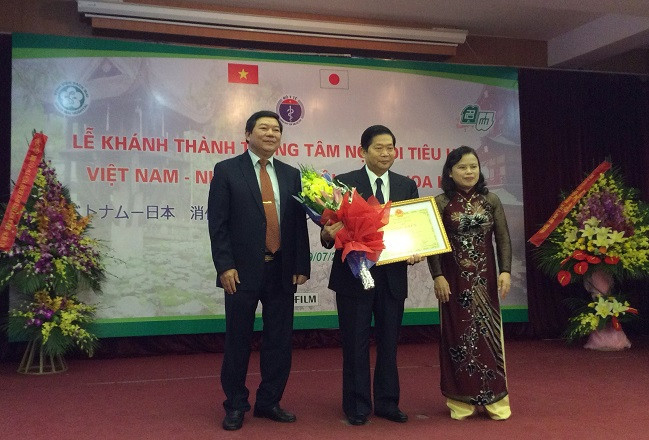 PGS.TS Nguyễn Quốc Anh - Giám đốc Bệnh viện Bạch Mai (trái) bày tỏ lòng biết ơn sâu sắc với những đóng góp của GS.Coto Hidemi – Trưởng Khoa tiêu hóa – Gan Mật, Phó Giám đốc Bệnh viện Trường ĐH Nagoya trong việc thành lập Trung tâm nội soi hiện đại nhất Việt Nam. Ảnh: Ngọc Quang. PGS.TS Nguyễn Quốc Anh - Giám đốc Bệnh viện Bạch Mai (trái) bày tỏ lòng biết ơn sâu sắc với những đóng góp của GS.Coto Hidemi – Trưởng Khoa tiêu hóa – Gan Mật, Phó Giám đốc Bệnh viện Trường ĐH Nagoya trong việc thành lập Trung tâm nội soi hiện đại nhất Việt Nam. Ảnh: Ngọc Quang.