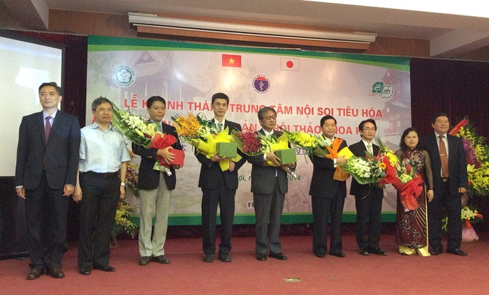 Thứ trưởng Nguyễn Thị Xuyên, PGS.TS Nguyễn Quốc Anh tặng hoa và quà lưu niệm cho các đối tác phía Nhật Bản. Ảnh: Ngọc Quang Thứ trưởng Nguyễn Thị Xuyên, PGS.TS Nguyễn Quốc Anh tặng hoa và quà lưu niệm cho các đối tác phía Nhật Bản. Ảnh: Ngọc Quang