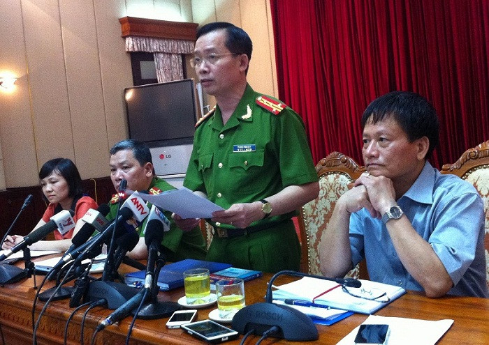 Đại tá Dương Văn Giáp - Trưởng phòng PC45 Công an TP Hà Nội thông tin về vụ nghe lén hơn 14 nghìn thuê bao di động chiều nay tại Thành ủy Hà Nội. Ảnh: Ngọc Quang. Đại tá Dương Văn Giáp - Trưởng phòng PC45 Công an TP Hà Nội thông tin về vụ nghe lén hơn 14 nghìn thuê bao di động chiều nay tại Thành ủy Hà Nội. Ảnh: Ngọc Quang.