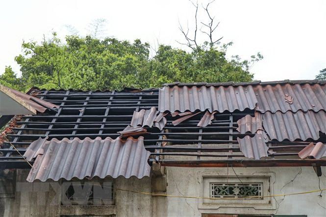 Nhiều ngôi nhà bị tốc mái, hư hỏng ở xã Noong Hẹt, huyện Điện Biên. (Ảnh: Xuân Tư/TTXVN) Nhiều ngôi nhà bị tốc mái, hư hỏng ở xã Noong Hẹt, huyện Điện Biên. (Ảnh: Xuân Tư/TTXVN)