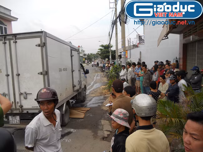 Do thiếu quan sát khi lùi xe, tài xế gây tai nạn chết người. Do thiếu quan sát khi lùi xe, tài xế gây tai nạn chết người.