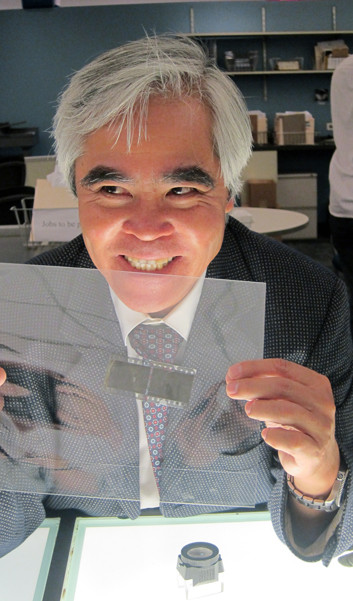 Nick Út chia sẻ, tôi rất hạnh phúc khi được cầm trên tay bản film Kodak 400 tôi đã chụp cách đây 40 năm. Nick Út chia sẻ, tôi rất hạnh phúc khi được cầm trên tay bản film Kodak 400 tôi đã chụp cách đây 40 năm.