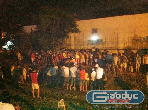 Hàng trăm người dân tập trung tại khu vực tai nạn. Hàng trăm người dân tập trung tại khu vực tai nạn.