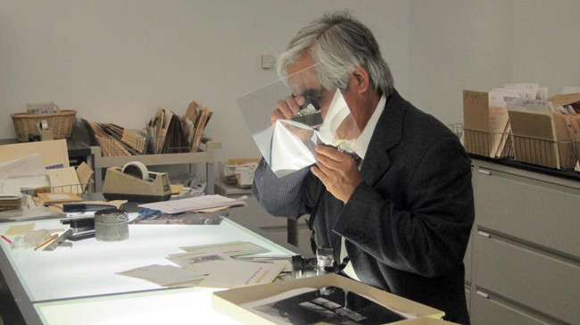 Ông thích thú xem rất kĩ từng chi tiết trên bản film Ông thích thú xem rất kĩ từng chi tiết trên bản film