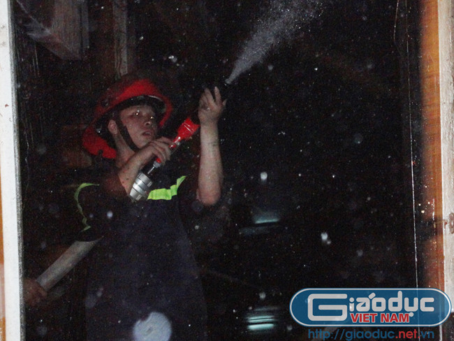 Khá vất vả để kiểm soát đám cháy do có quá nhiều vật liệu dễ bắt lửa Khá vất vả để kiểm soát đám cháy do có quá nhiều vật liệu dễ bắt lửa