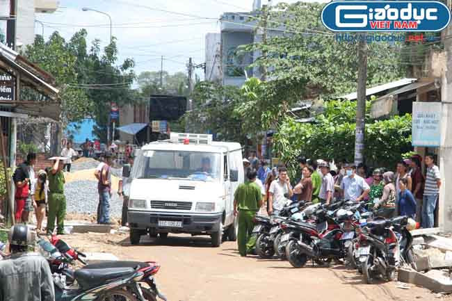 Thi thể nạn nhân được chuyển đi để phục vụ công tác điều tra. Thi thể nạn nhân được chuyển đi để phục vụ công tác điều tra.