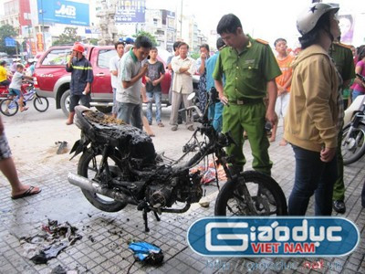 Chiếc xe máy bị bốc cháy trơ khung