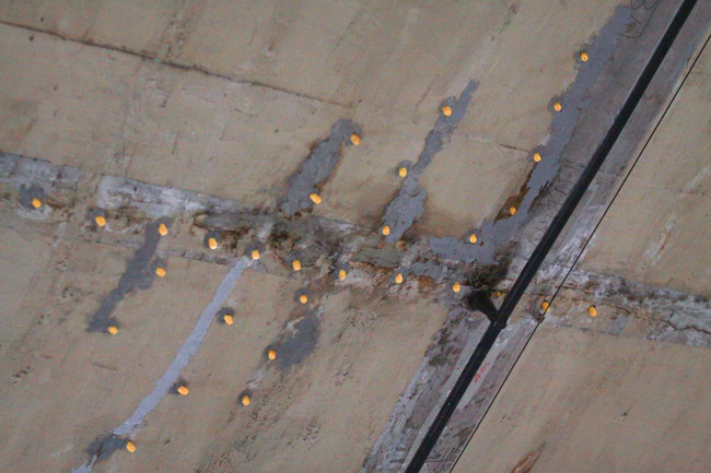 Đơn vị giám sát công trình hầm Thủ Thiêm (Oriental Consultants) phát hiện 109 vị trí bị thấm nước tại đốt hầm dìm số 3 vào ngày 28/5/2010.