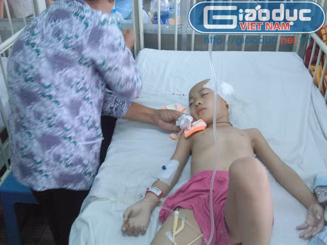 Bé T.T.T.V vẫn đang hôn mê sau khi được mổ cấp cứu tại Bệnh viện Chợ Rẫy. Bé T.T.T.V vẫn đang hôn mê sau khi được mổ cấp cứu tại Bệnh viện Chợ Rẫy.