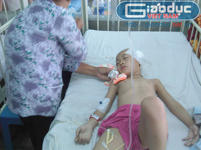 Bé T.T.T.V vẫn đang hôn mê sau khi được mổ cấp cứu tại Bệnh viện Chợ Rẫy. Bé T.T.T.V vẫn đang hôn mê sau khi được mổ cấp cứu tại Bệnh viện Chợ Rẫy.