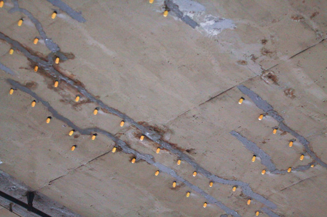 Vết keo trám xuất hiện trong khu vực đường hầm.