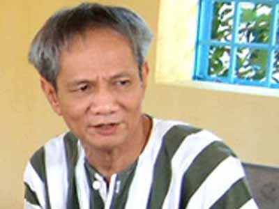 Vào thời kỳ hoàng kim của Năm Cam, dựa vào thế của chồng là một trùm xã hội đen, bà Trúc đứng ra cho vay với mức lãi cực "khủng". Lúc đầu, bà Trúc tính lãi 20%/tháng (cao gấp 10 lần lãi suất ngân hàng) nhưng sau đó tăng lên 30-60% mà các con nợ vẫn phải chấp nhận vì "ông trùm" muốn thế. Thời gian chung sống, bà Trúc biết toàn bộ việc làm phi pháp của chồng như tổ chức đánh bạc, bảo kê nhà hàng... để có thu nhập bất chính nuôi gia đình và bản thân. Năm 1995, khi Năm Cam bị bắt, bà Trúc đã gom một số tiền lớn gồm 75.000 USD, 20 triệu đồng và một đồng hồ đeo tay hiệu Rolex trị giá 5.000 USD (tổng cộng 1,3 tỷ đồng) rồi cùng con rể là Dương Ngọc Hiệp (Hiệp "phò mã") ra Hà Nội đưa cho Trần Văn Thuyết để chạy án cho ông trùm sớm được tha, không bị truy tố trước pháp luật. Đến khi Năm Cam và đồng bọn sa lưới, Phan Thị Trúc cũng bị TAND TP.HCM tuyên phạt 20 năm tù về các tội: Đưa hối lộ, Cho vay nặng lãi và Che giấu tội phạm. Ảnh: Năm Cam tại trại giam. Vào thời kỳ hoàng kim của Năm Cam, dựa vào thế của chồng là một trùm xã hội đen, bà Trúc đứng ra cho vay với mức lãi cực "khủng". Lúc đầu, bà Trúc tính lãi 20%/tháng (cao gấp 10 lần lãi suất ngân hàng) nhưng sau đó tăng lên 30-60% mà các con nợ vẫn phải chấp nhận vì "ông trùm" muốn thế. Thời gian chung sống, bà Trúc biết toàn bộ việc làm phi pháp của chồng như tổ chức đánh bạc, bảo kê nhà hàng... để có thu nhập bất chính nuôi gia đình và bản thân. Năm 1995, khi Năm Cam bị bắt, bà Trúc đã gom một số tiền lớn gồm 75.000 USD, 20 triệu đồng và một đồng hồ đeo tay hiệu Rolex trị giá 5.000 USD (tổng cộng 1,3 tỷ đồng) rồi cùng con rể là Dương Ngọc Hiệp (Hiệp "phò mã") ra Hà Nội đưa cho Trần Văn Thuyết để chạy án cho ông trùm sớm được tha, không bị truy tố trước pháp luật. Đến khi Năm Cam và đồng bọn sa lưới, Phan Thị Trúc cũng bị TAND TP.HCM tuyên phạt 20 năm tù về các tội: Đưa hối lộ, Cho vay nặng lãi và Che giấu tội phạm. Ảnh: Năm Cam tại trại giam.