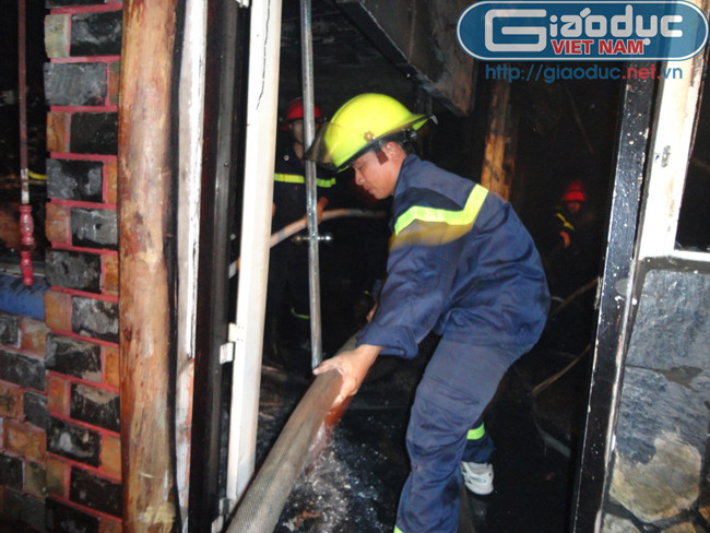 Tiến sâu dần vào bên trong khu vực cháy Tiến sâu dần vào bên trong khu vực cháy