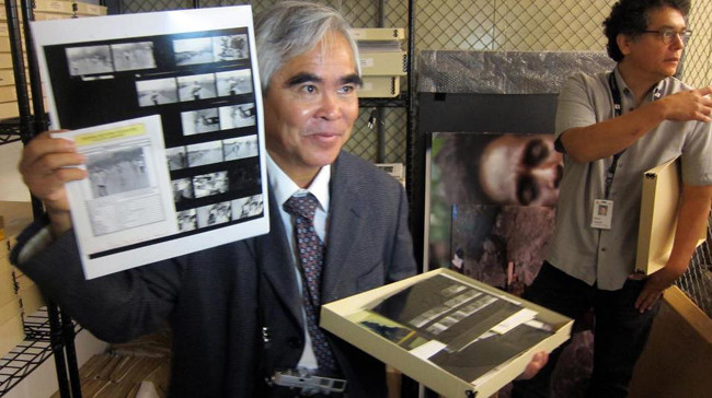 Ông hạnh phúc khi tận tay mở hộp lưu trữ những tác phẩm của mình Ông hạnh phúc khi tận tay mở hộp lưu trữ những tác phẩm của mình