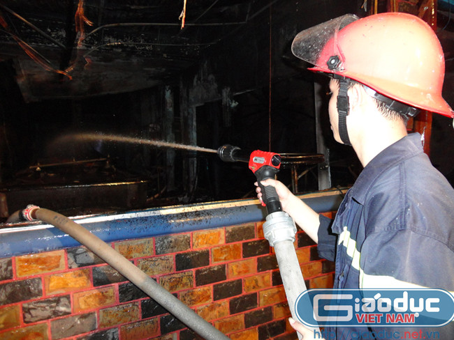 Các chiến sĩ khá vất vả tiếp cận đám cháy Các chiến sĩ khá vất vả tiếp cận đám cháy