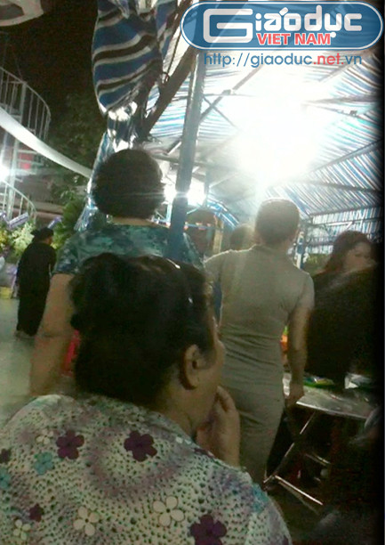 Đầu con đường nhỏ dẫn vào chùa, người dân đứng bàn tán về người đàn bà từng có quyền lực nhất trong thế giới ngầm của Sài Gòn những năm 90 của thế kỷ trước. Quan tài được đặt tại sảnh hông của chùa Phước An, nơi ni cô Diệu Quang đang tu hành. Khoảnh sân nhỏ phía trước chùa được dựng rạp, kê khoảng 4 bộ bàn ghế để cho con cháu trong nhà tiếp khách đến viếng thăm. Một số phật tử cũng bận rộn chuẩn bị cơm chay để phục vụ cho tang sự. Đầu con đường nhỏ dẫn vào chùa, người dân đứng bàn tán về người đàn bà từng có quyền lực nhất trong thế giới ngầm của Sài Gòn những năm 90 của thế kỷ trước. Quan tài được đặt tại sảnh hông của chùa Phước An, nơi ni cô Diệu Quang đang tu hành. Khoảnh sân nhỏ phía trước chùa được dựng rạp, kê khoảng 4 bộ bàn ghế để cho con cháu trong nhà tiếp khách đến viếng thăm. Một số phật tử cũng bận rộn chuẩn bị cơm chay để phục vụ cho tang sự.