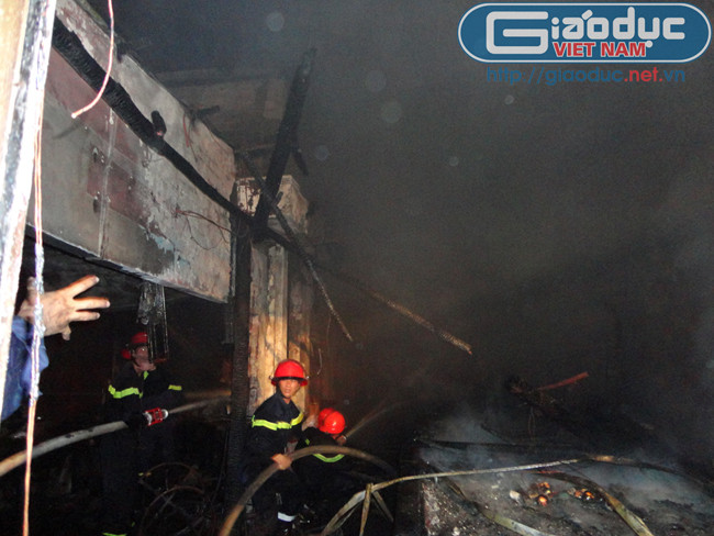 Người sau phải dùng nước để giải nhiệt cho người trước khi tiếp cận sâu trong khu vực cháy Người sau phải dùng nước để giải nhiệt cho người trước khi tiếp cận sâu trong khu vực cháy