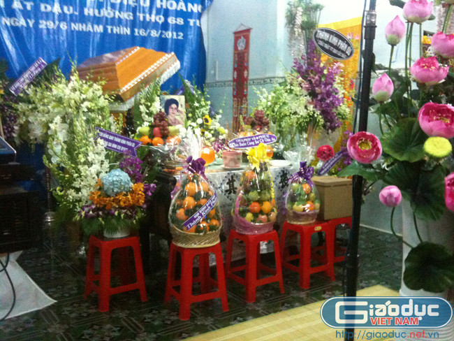 Trong một cuộc phỏng vấn hiếm hoi (gần như là lần duy nhất) giữa phóng viên với Trúc “mẫu hậu” trong trại giam Xuân Lộc, người đàn bà quyền lực đứng sau ông trùm Năm Cam một thời đã ước sẽ vượt qua bệnh tật để trở về với gia đình, để con cái khỏi thêm một lần mang tiếng có người thân chết trong tù; và bà sẽ nương nhờ cửa phật tại ngôi chùa mà sư cô Diệu Quang – người con gái đã xa lánh bụi trần của bà nhiều năm trước đang sống đời tu hành. Ước mơ đó của bà Trúc đã không thành. Ảnh: Đám tang bà Trúc được diễn ra trong không khí nhẹ nhàng. Quan tài được mở nắp để gia đình, bạn bè có thể nhìn mặt bà Trúc lần cuối. "Nghĩa tử là nghĩa tận”, nhiều người đã đến đám tang bà Trúc theo đúng nghĩa của từ này. Trong một cuộc phỏng vấn hiếm hoi (gần như là lần duy nhất) giữa phóng viên với Trúc “mẫu hậu” trong trại giam Xuân Lộc, người đàn bà quyền lực đứng sau ông trùm Năm Cam một thời đã ước sẽ vượt qua bệnh tật để trở về với gia đình, để con cái khỏi thêm một lần mang tiếng có người thân chết trong tù; và bà sẽ nương nhờ cửa phật tại ngôi chùa mà sư cô Diệu Quang – người con gái đã xa lánh bụi trần của bà nhiều năm trước đang sống đời tu hành. Ước mơ đó của bà Trúc đã không thành. Ảnh: Đám tang bà Trúc được diễn ra trong không khí nhẹ nhàng. Quan tài được mở nắp để gia đình, bạn bè có thể nhìn mặt bà Trúc lần cuối. "Nghĩa tử là nghĩa tận”, nhiều người đã đến đám tang bà Trúc theo đúng nghĩa của từ này.