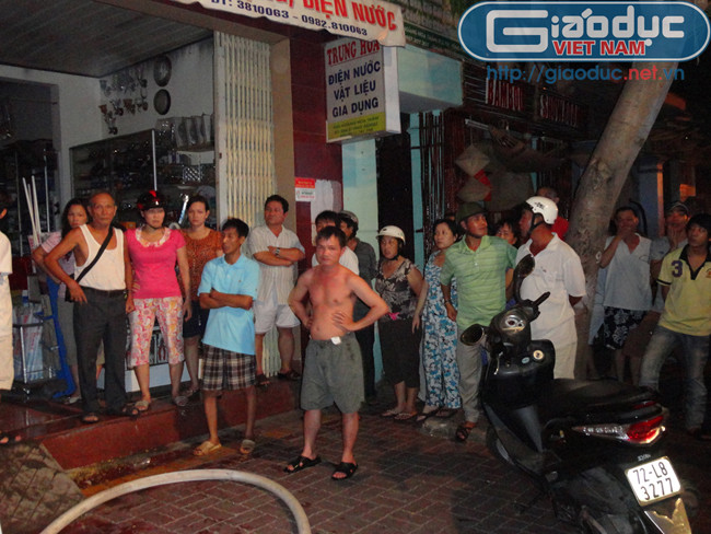 Những hộ dân kế bên khu vực cháy Những hộ dân kế bên khu vực cháy