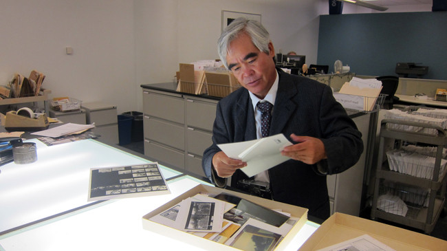 Nick Út hạnh phúc khi được xem lại rất nhiều ảnh do mình chụp tại những vùng chiến nóng nhất tại miền Nam Nick Út hạnh phúc khi được xem lại rất nhiều ảnh do mình chụp tại những vùng chiến nóng nhất tại miền Nam