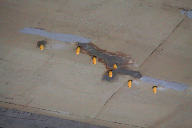 Những vết keo trám xuất hiện trong khu vực đường hầm.