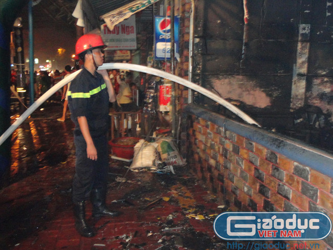 Do nhiều vật liệu cách nhiệt dễ bắt lửa, nên đám cháy bùng phát rất nhanh Do nhiều vật liệu cách nhiệt dễ bắt lửa, nên đám cháy bùng phát rất nhanh