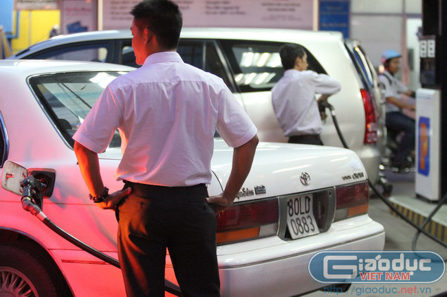 Tài xế xe hơi tranh thủ đổ xăng trước giờ G