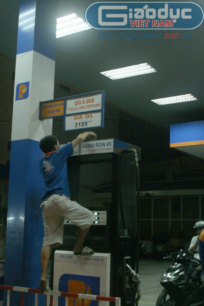 Điều chỉnh giá tại một cây xăng trên đường Nguyễn Đình Chiều