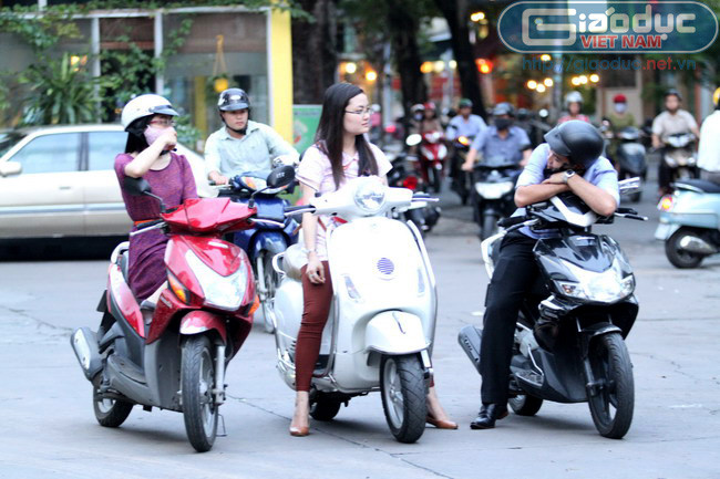 Mệt mỏi chờ đợi tiếp sau khi một người bạn đã được đổ xăng