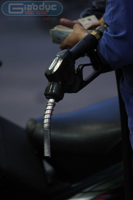 Đối với những người lao động có thu nhập thấp, giá xăng tăng sẽ ảnh hưởng rất nhiều đến đời sống của họ