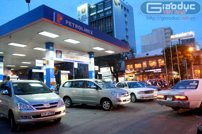 Xe hơi không còn chỗ để đổ xăng