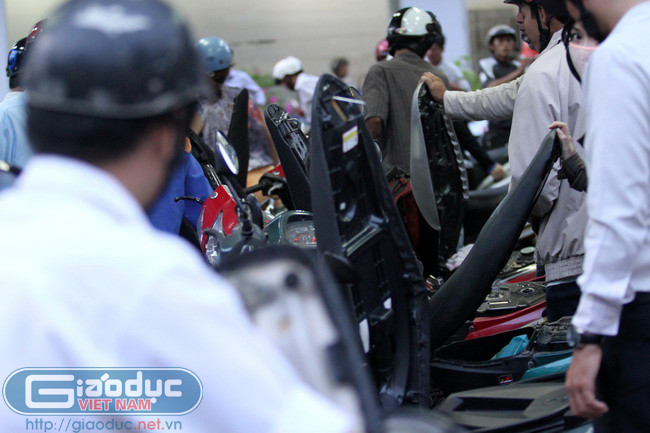 Yên xe luôn trang thái mở đợi nhân viên bơm xăng