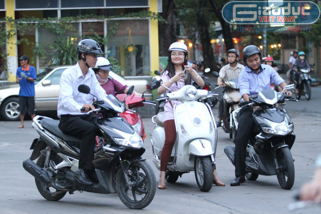 Tươi cười rời khỏi cây xăng khi người bạn cuối cùng đã đổ được xăng