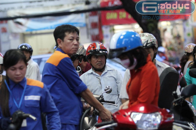 Do lượng người đổ xăng tăng, nhiều khách hàng tỏ ra khó chịu khi phải đợi