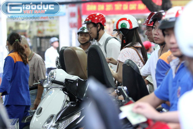 Theo nhân viên bơm xăng tại cây xăng Petrolimex góc ngã tư Hai Bà Trưng – Trần Cao Vân (Q.1, TP.HCM) cho biết, Trước giờ tăng giá xăng khoảng 1 tiếng, lượng người vào đổ xăng tăng gấp 3 lần so với thường ngày vào cùng thời điểm.