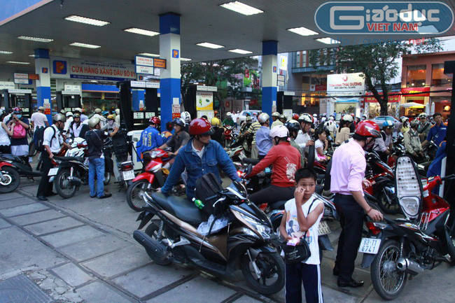 Thời điểm tăng giá trùng giờ tan sở nên nhiều người tranh thủ đổ xăng