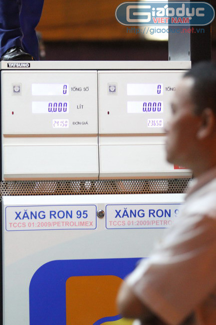 Khách hàng đợi sau khi điều chỉnh giá để đổ xăng
