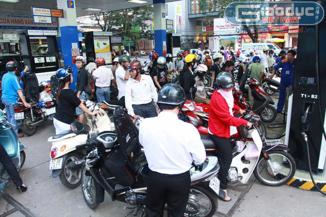 Cây xăng Petrolimex ngã tư Hai Bà Trưng - Trần Cao Vân rất đông người đến đổ xăng khi biết tin xăng tăng giá vào lúc 18h30