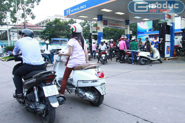 Đợi bạn sau khi đã đổ xăng