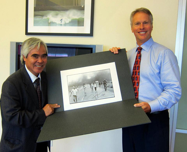 Nick Út tặng bức ảnh có chữ ký cho Chủ tịch kiêm Giám đốc điều hành của hãng thông tấn AP - Gary Pruitt. Gary Pruitt là Chủ tịch thứ 13 trong lịch sử 133 năm hình thành của AP Nick Út tặng bức ảnh có chữ ký cho Chủ tịch kiêm Giám đốc điều hành của hãng thông tấn AP - Gary Pruitt. Gary Pruitt là Chủ tịch thứ 13 trong lịch sử 133 năm hình thành của AP