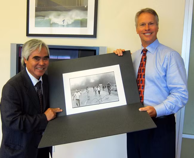 Nick Út tặng bức ảnh có chữ ký cho Chủ tịch kiêm Giám đốc điều hành của hãng thông tấn AP - Gary Pruitt. Gary Pruitt là Chủ tịch thứ 13 trong lịch sử 133 năm hình thành của AP Nick Út tặng bức ảnh có chữ ký cho Chủ tịch kiêm Giám đốc điều hành của hãng thông tấn AP - Gary Pruitt. Gary Pruitt là Chủ tịch thứ 13 trong lịch sử 133 năm hình thành của AP