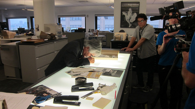 Vào tháng 9/2012, hãng Leica sẽ trao giải thưởng Hall Of The Fame Award tại Đức cho Nick Út nên hãng đã quyết định làm một bộ phim về ông cùng bức ảnh là thay đổi suy nghĩ của cả thế giới lúc bấy giờ về chiến tranh tại Việt Nam Vào tháng 9/2012, hãng Leica sẽ trao giải thưởng Hall Of The Fame Award tại Đức cho Nick Út nên hãng đã quyết định làm một bộ phim về ông cùng bức ảnh là thay đổi suy nghĩ của cả thế giới lúc bấy giờ về chiến tranh tại Việt Nam