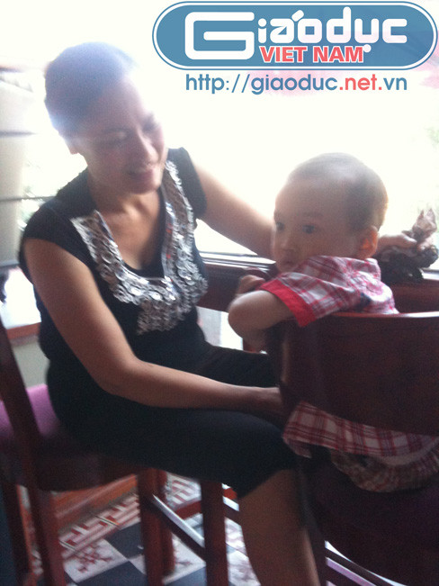 Mẹ Vương Thu Phương cũng đứng chung sân khấu khi ra mắt hai họ trong tấm ảnh được đưa lên mạng Mẹ Vương Thu Phương cũng đứng chung sân khấu khi ra mắt hai họ trong tấm ảnh được đưa lên mạng